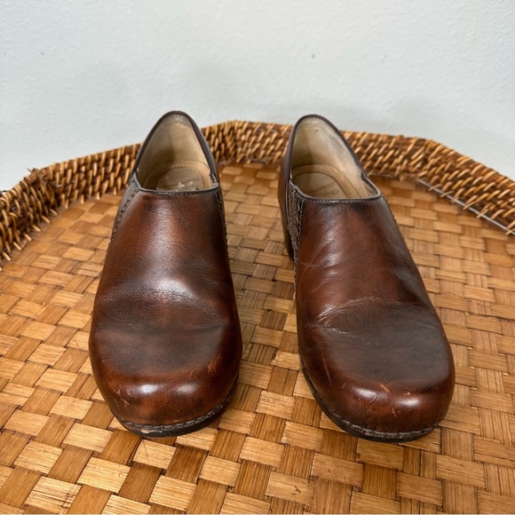 Dansko Sienna Brown embroidered leather clogs slip on neutral lagenlook casual - Picture 2 of 11